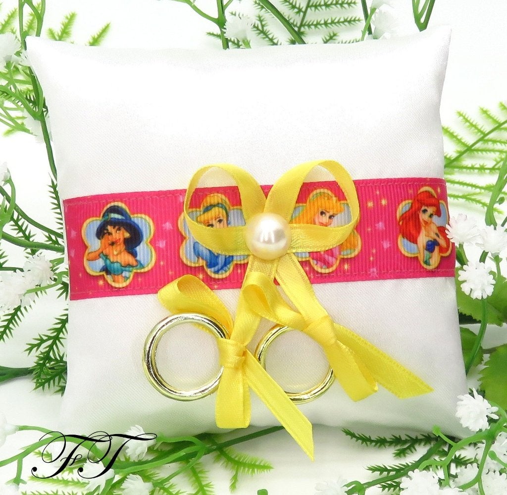 Prachtige Disney honden ringkussentje met Prinsessen., Hobby en Vrije tijd, Ophalen of Verzenden, Nieuw, Versiering, Geboorte of Huwelijk