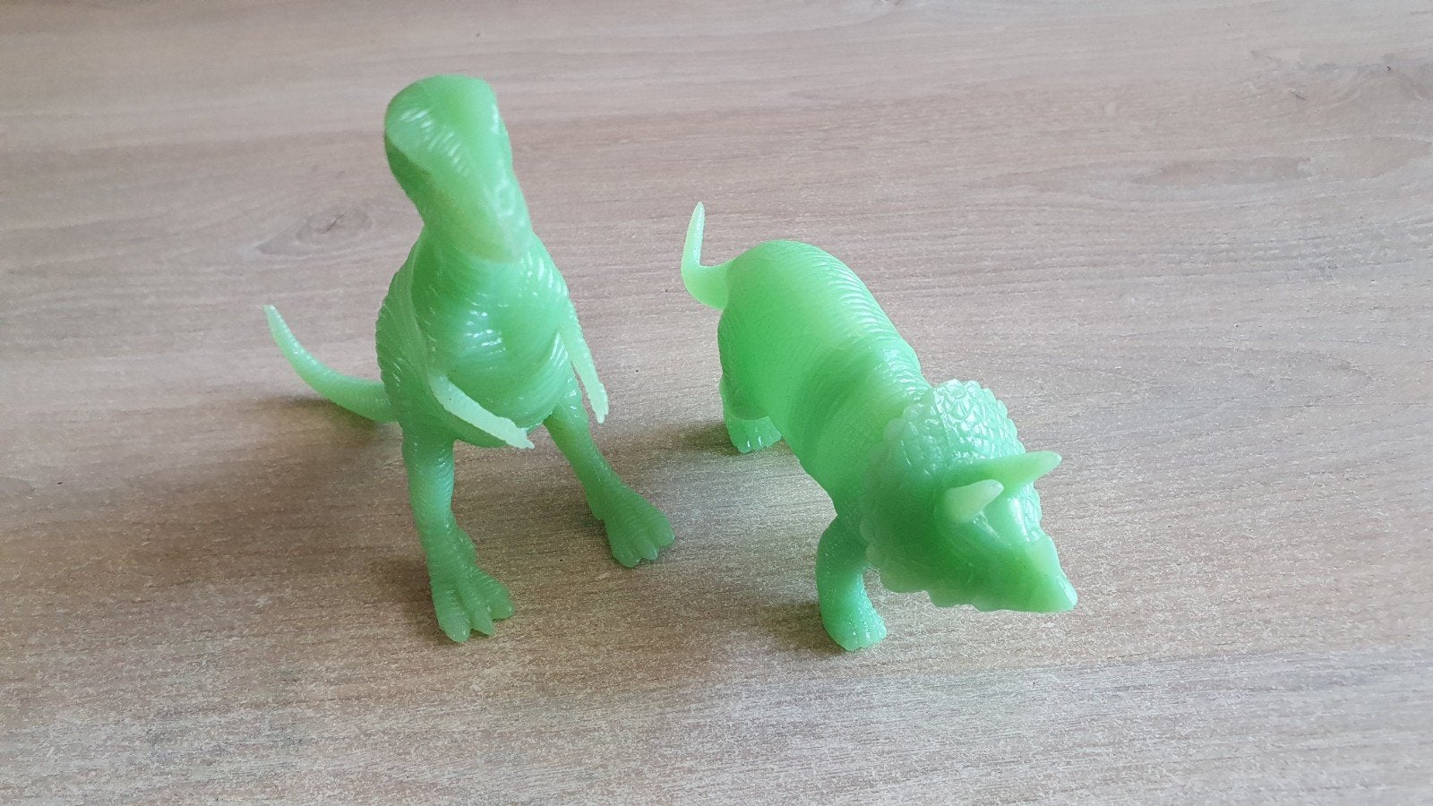 2 Dinosaurussen/ dino's glow in the dark., Ophalen of Verzenden, Zo goed als nieuw, Beeldje of Figuurtje