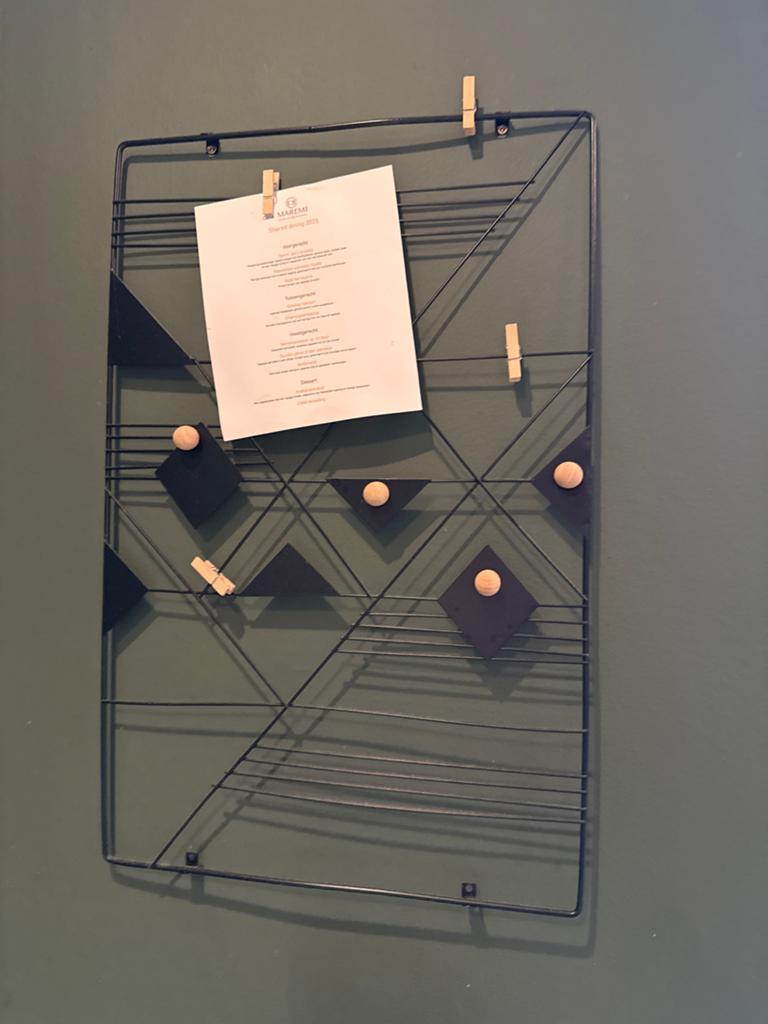 Modern metalen wandrek met magneten en knijpers, Metaal, Gebruikt, Zwart, Decoratieobject