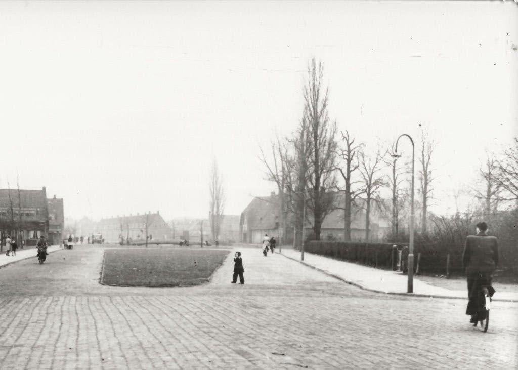 Utrecht Straat met plantsoen en stadklok Foto, Ophalen of Verzenden, 1920 tot 1940, Ongelopen, Utrecht
