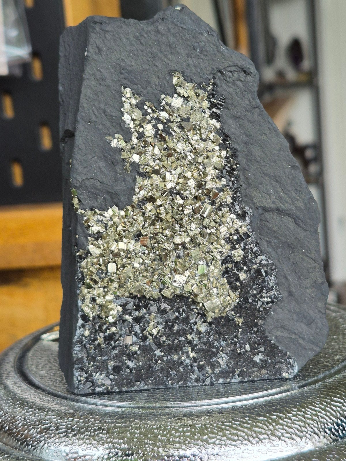 Pyriet op shungiet sculptuur, Verzamelen, Mineralen en Fossielen, Ophalen of Verzenden