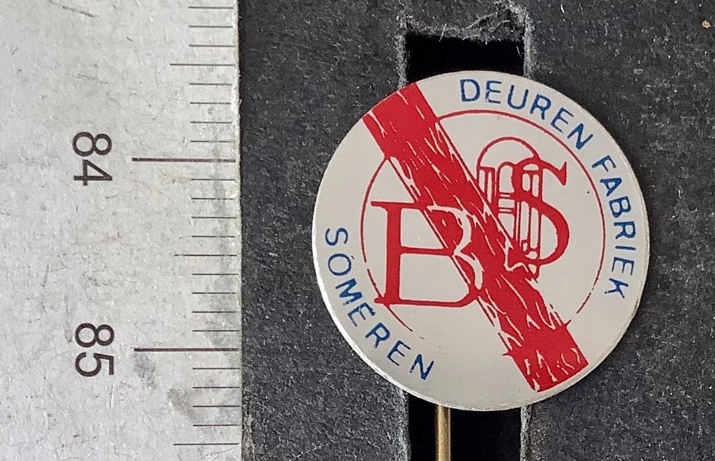 speld, Someren, B.S. deuren fabriek (AW, Verzamelen, Speldjes, Pins en Buttons, Ophalen of Verzenden, Gebruikt, Overige onderwerpen