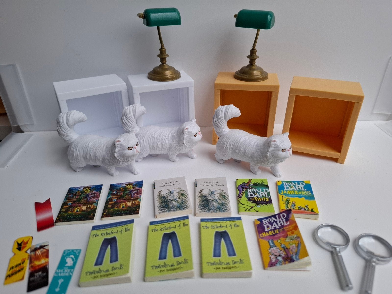 Mini brands books, Ophalen of Verzenden, Zo goed als nieuw