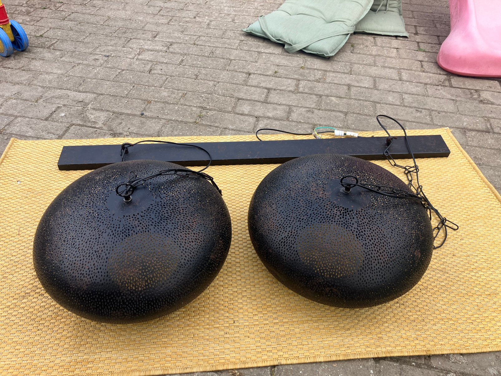Hanglamp met 2 metalen kappen in marrokaanse style, Huis en Inrichting, Marrokaans, Zo goed als nieuw, Metaal, E27 (groot)