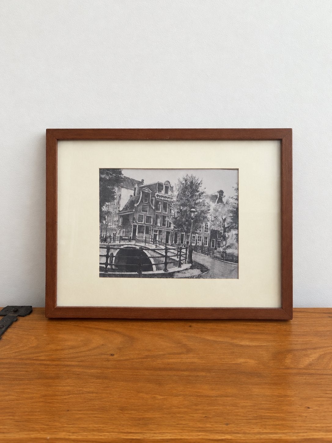 Amsterdam grachtenpand zwart-wit foto in IKEA RIBBA lijst, Minder dan 50 cm, Gebruikt, Ophalen of Verzenden, Foto of Poster