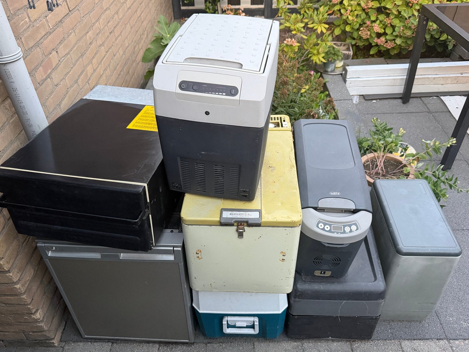 Partij koelboxen - 1/3 werkend, rest voor onderdelen, Caravans en Kamperen, Ophalen, Zo goed als nieuw, Koelbox, Compressor