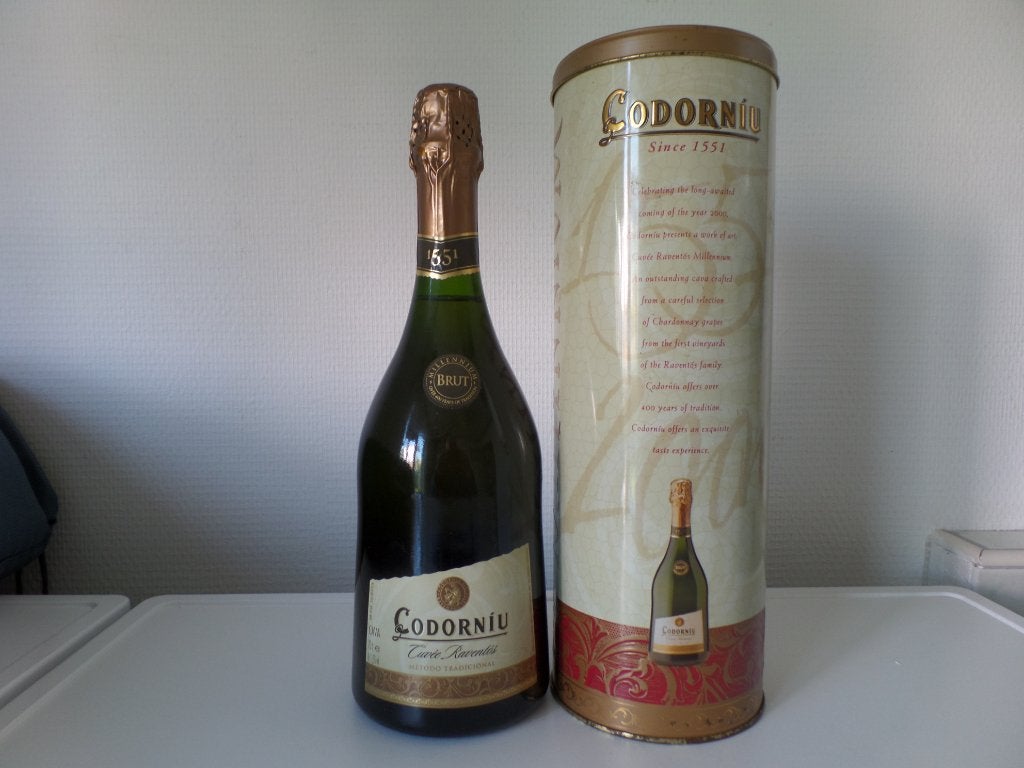 Cava, CODORNIU, Millennium (2000) in blik-(#9103), Verzamelen, Wijnen, Nieuw, Overige typen, Spanje, Ophalen of Verzenden