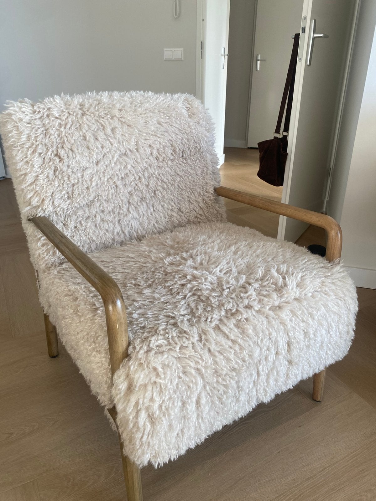 Beige fluffy fauteuil met rubberhout, Ophalen, Zo goed als nieuw, 75 tot 100 cm, 50 tot 75 cm