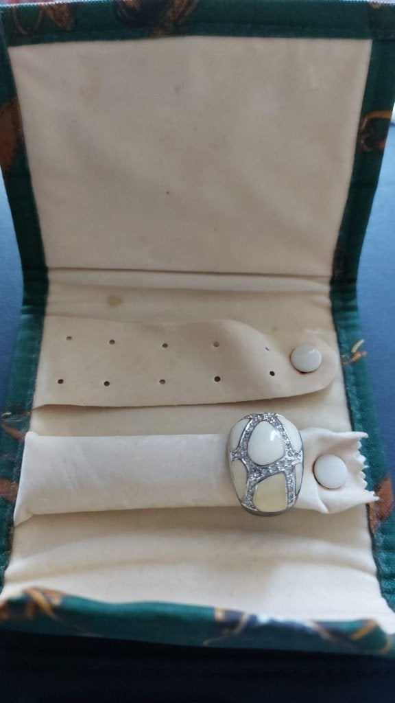 CAMILLE LUCIE RING: bolvorm beige met strass steentjes, Overige materialen, Gebruikt, 19 tot 20, Beige