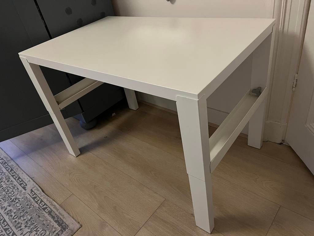Leuk Ikea bureau voor kinderkamer, Ophalen, Spaanplaat of MDF, In hoogte verstelbaar, Zo goed als nieuw