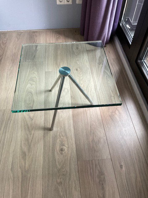 Twee bijzettafels/salontafels Maupertuus, glas, aluminium, Ophalen, 50 tot 100 cm, Designklassieker van BEEK ontworpen door Henk Vos in 1995