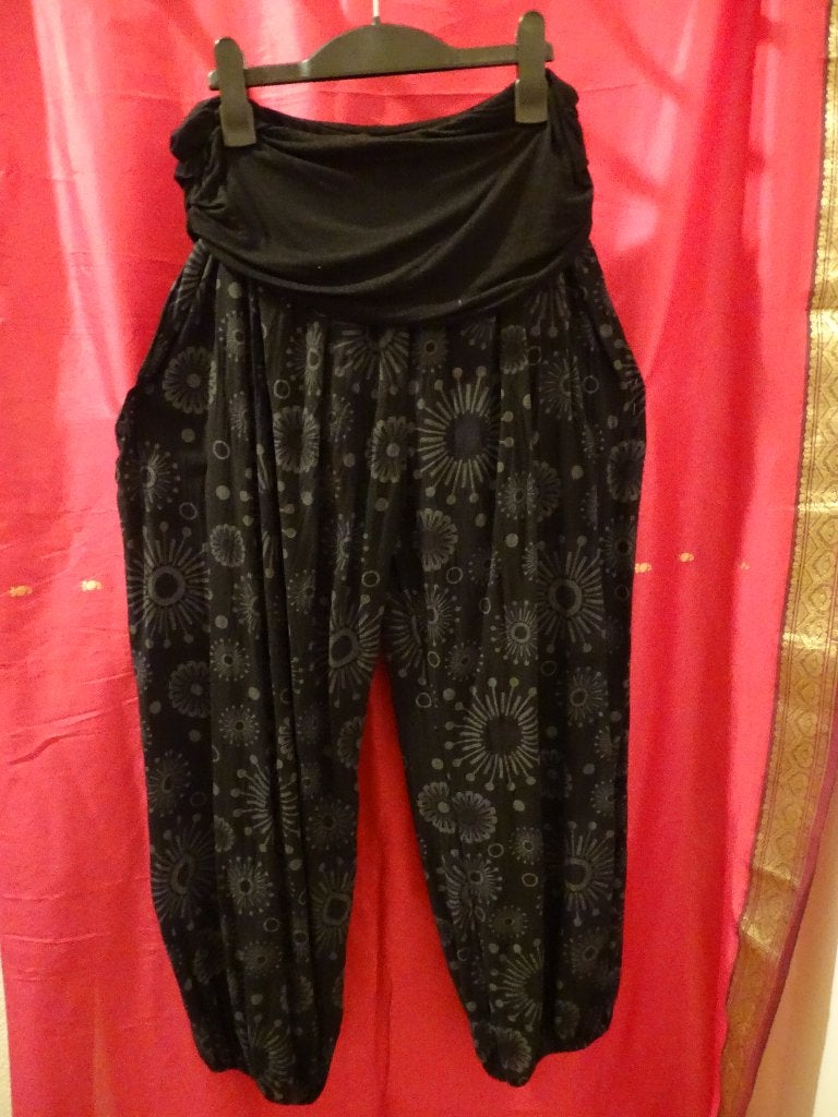 BOHO BAGGY ZWARTE BROEK MET PRINT-HAREMBROEK-MT 44-48, Ophalen of Verzenden, Zo goed als nieuw, Zwart, Broek of Spijkerbroek