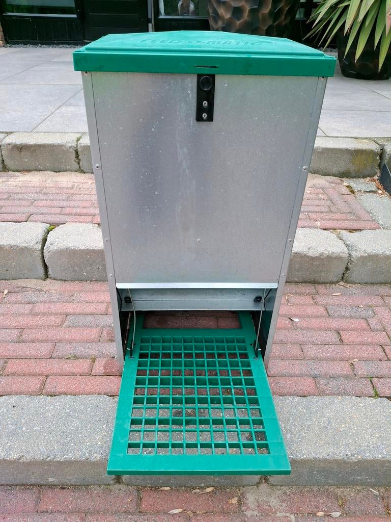 Trapvoerbak kippen, Ophalen, Drinken en Voederen