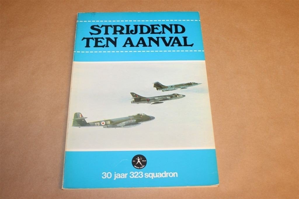 Strijdend ten aanval - 30 jaar 323 Squadron, Boeken, Ophalen of Verzenden, Tweede Wereldoorlog, Zo goed als nieuw, Overige onderwerpen