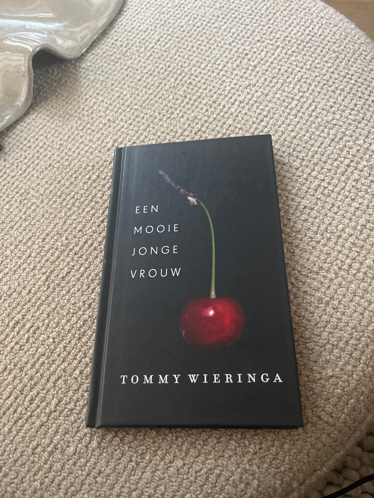 Een Mooie Jonge Vrouw - Tommy Wieringa (Hardcover), Boeken, Ophalen, Zo goed als nieuw, Nederland