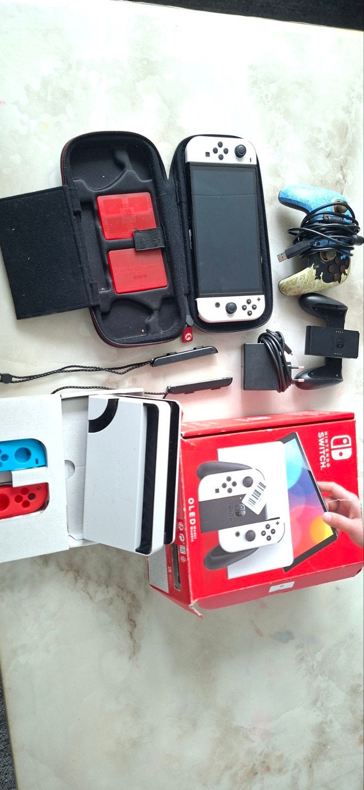 Nintendo Switch OLED 64GB + 2 games + accessoires, Spelcomputers en Games, Ophalen of Verzenden, Zo goed als nieuw, Switch OLED