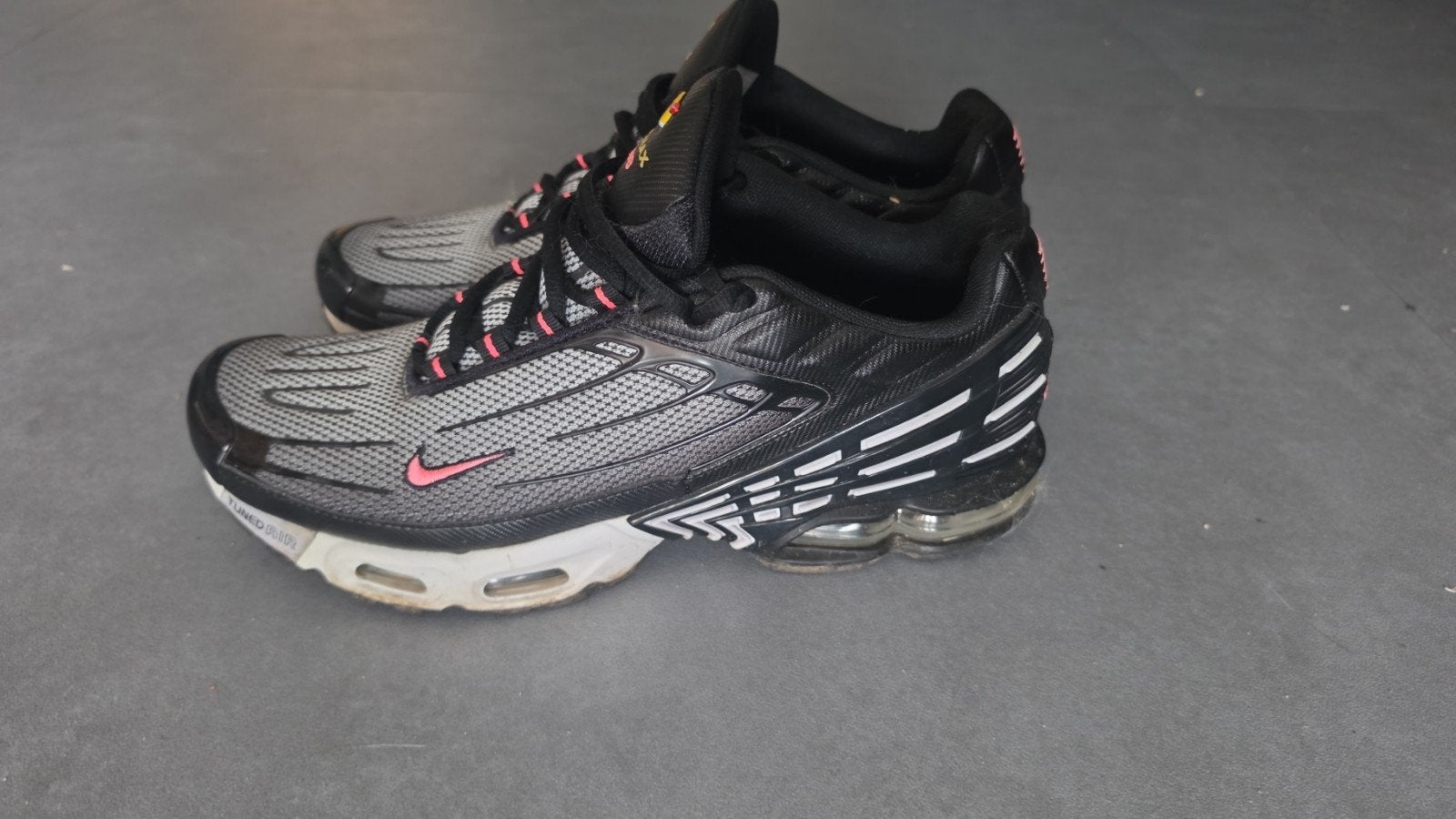 Nike Air Max Plus TN3 - Zwart/Grijs/Rood, Ophalen, Gedragen, Zwart
