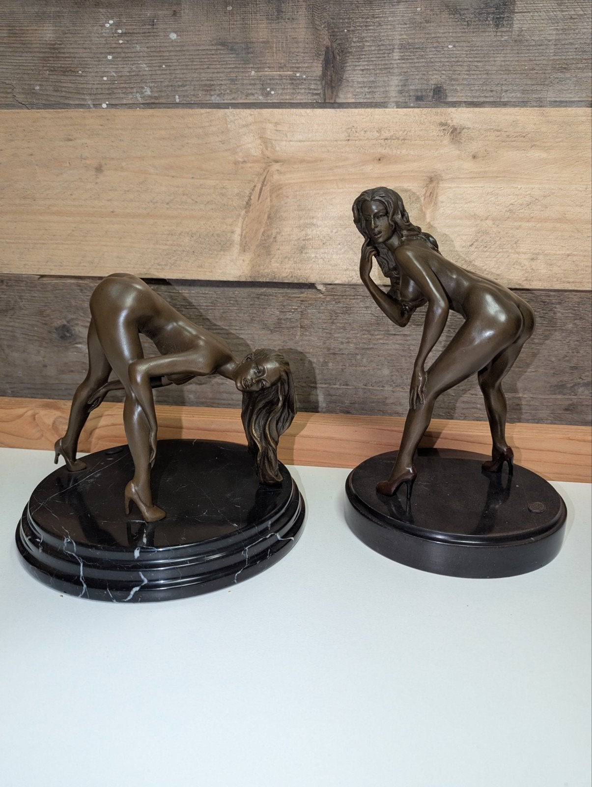 verschillende bronzen beelden van vrouwenfiguren op marmeren, Gepatineerd, Ophalen of Verzenden, Brons, 20 - 50 cm