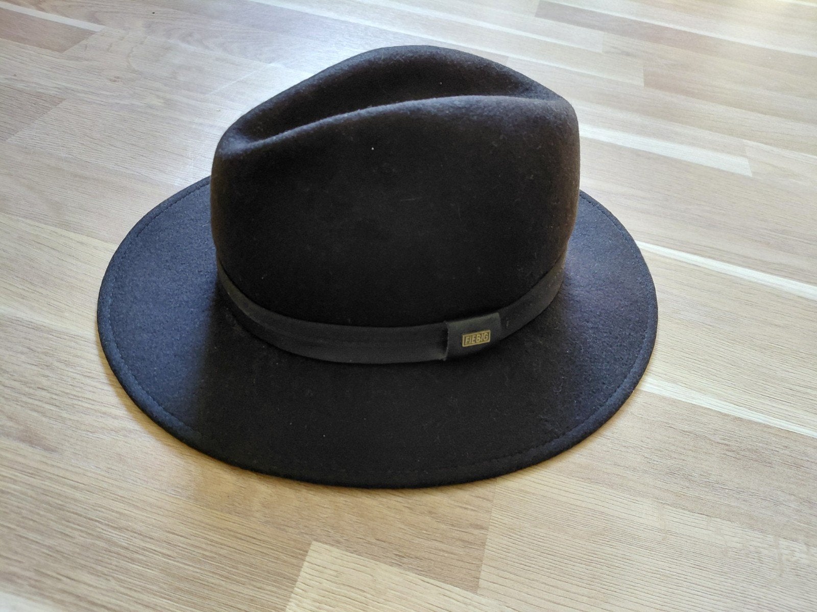 keurig nette zwarte hoed. 100% Wollfilz. Merk Fiebig. Mt. 55, Hoed, Ophalen of Verzenden, Fiebig, 57 cm (M, 7⅛ inch) of minder