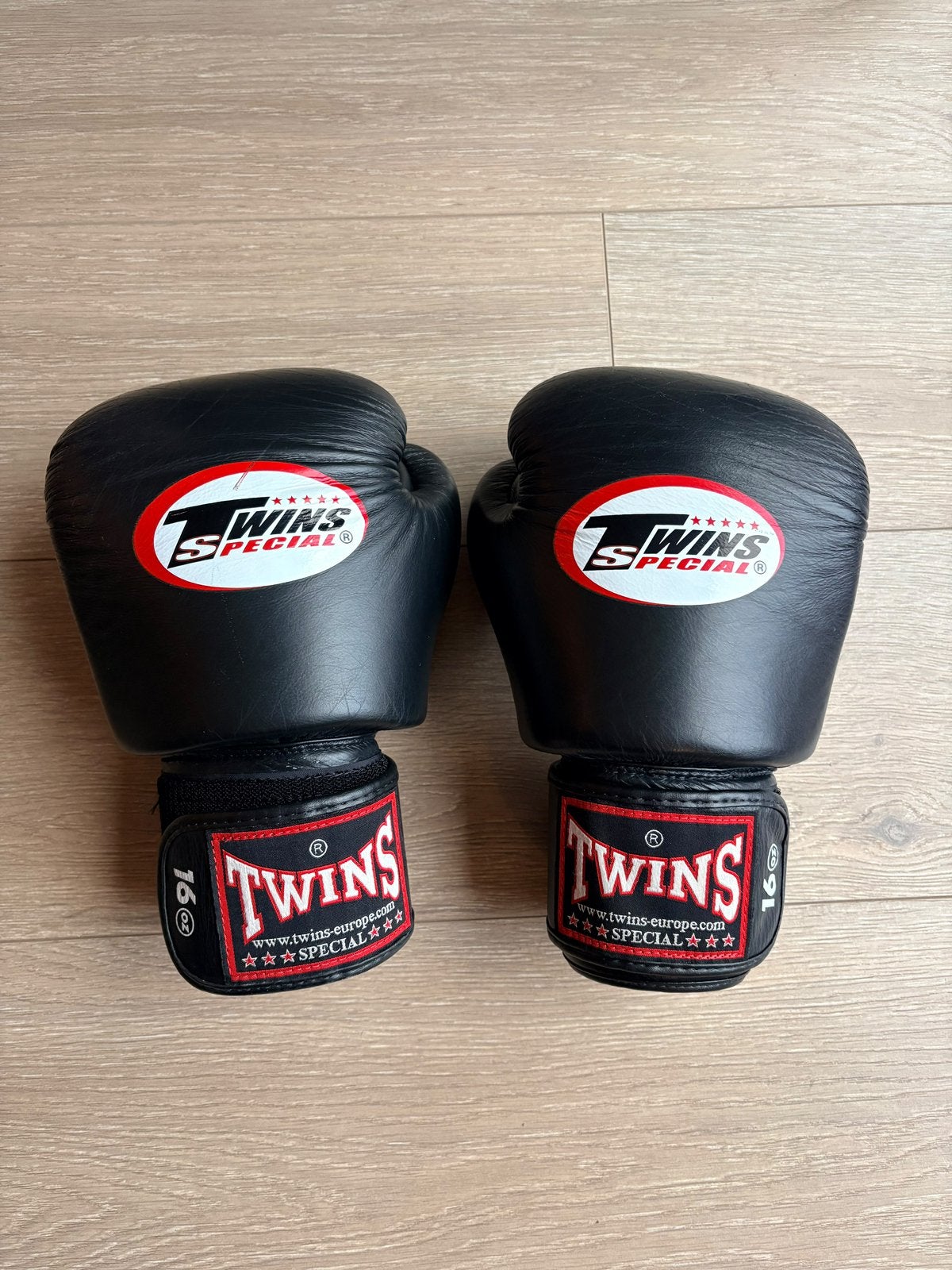 Twins Special Bokshandschoenen! Maat 16 OZ. ZGAN, Ophalen of Verzenden, Zo goed als nieuw, Bokshandschoenen