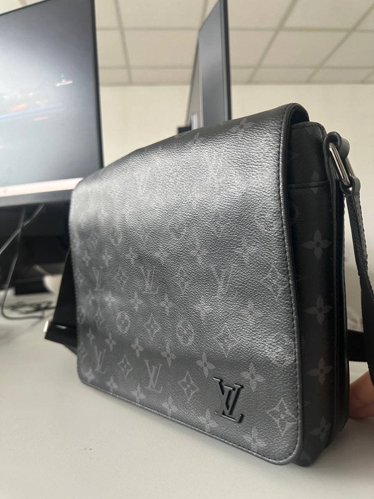 Louis Vuitton District PM Monogram Eclipse - Origineel, Sieraden, Tassen en Uiterlijk, Tassen | Schoudertassen, Gebruikt, Overige merken
