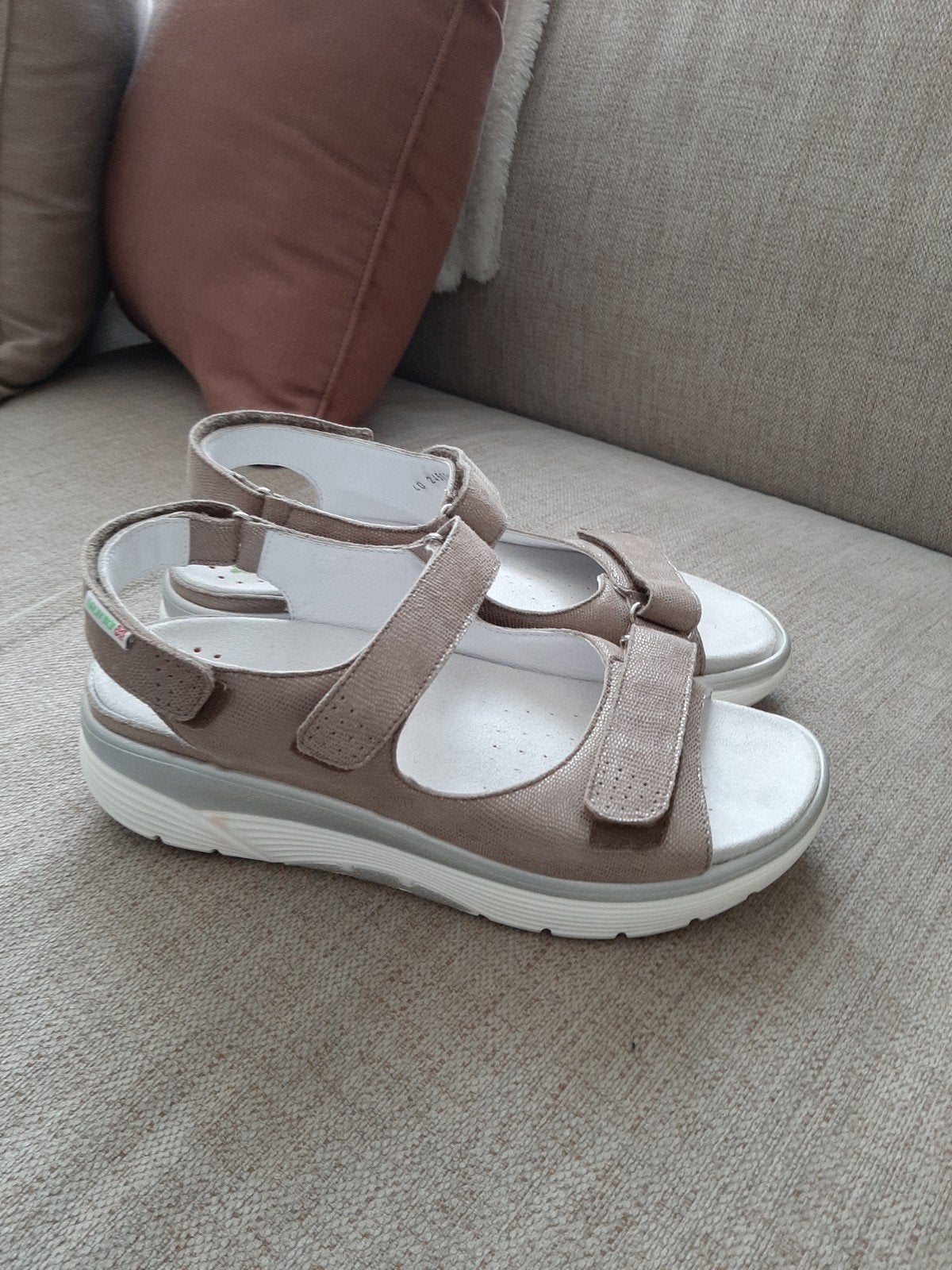 Sano Norine Mephisto sandalen taupe maat 40 NIEUWSTAAT, Kleding | Dames, Schoenen, Ophalen of Verzenden, Zo goed als nieuw, Bruin