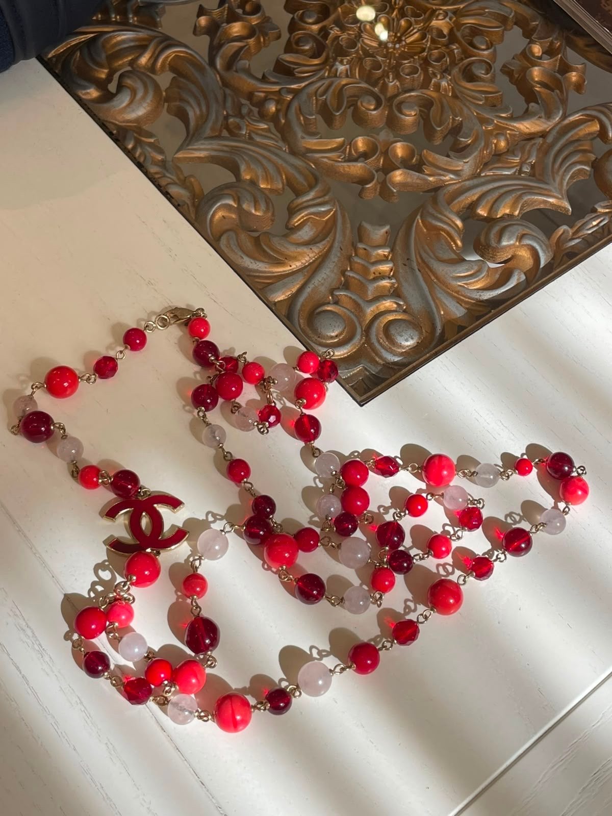 Chanel ketting met rode en roze kralen, Ophalen of Verzenden, Zo goed als nieuw, Rood, Overige materialen
