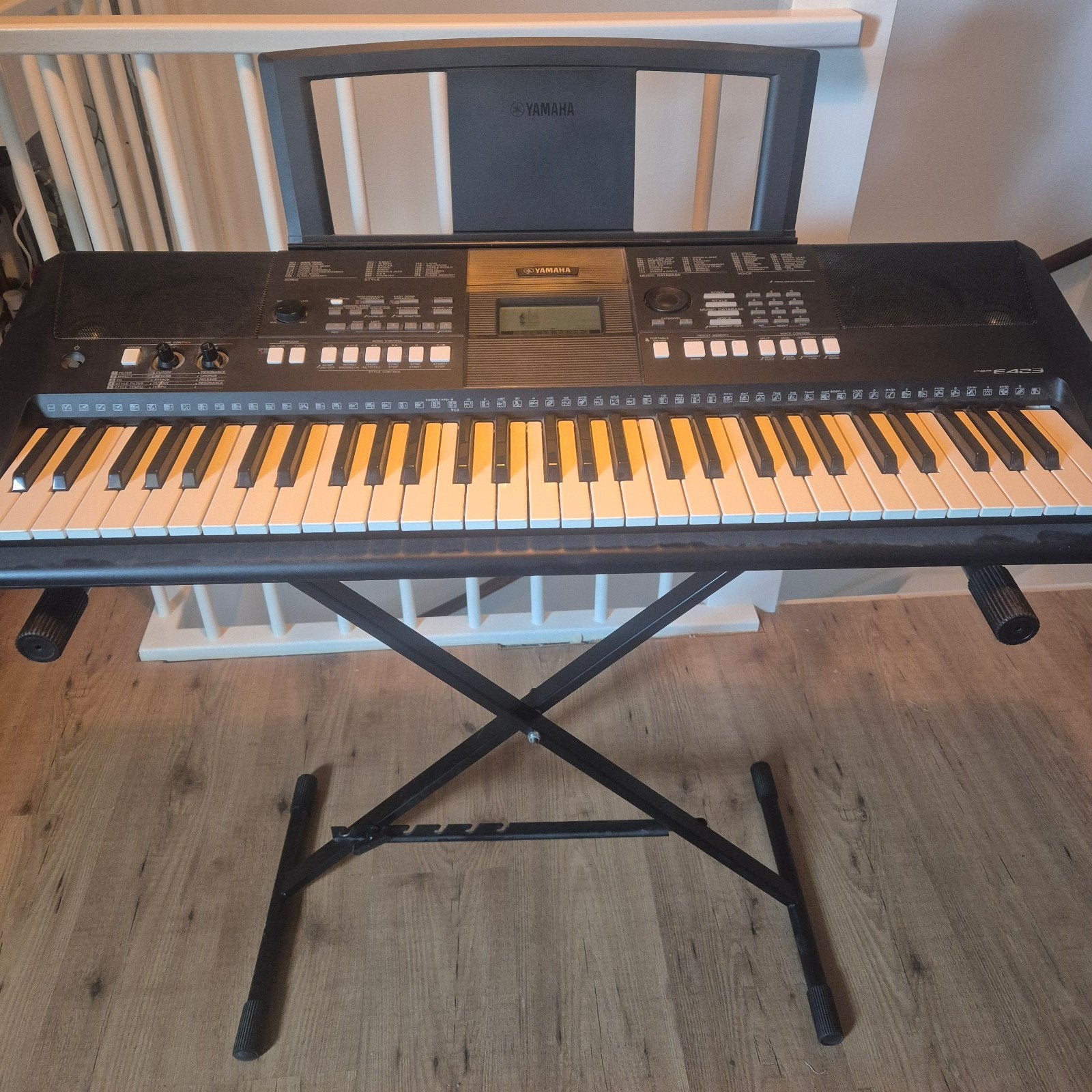 Yamaha PSR-E423 Keyboard met standaard, Ophalen, Yamaha, Aanslaggevoelig, 61 toetsen
