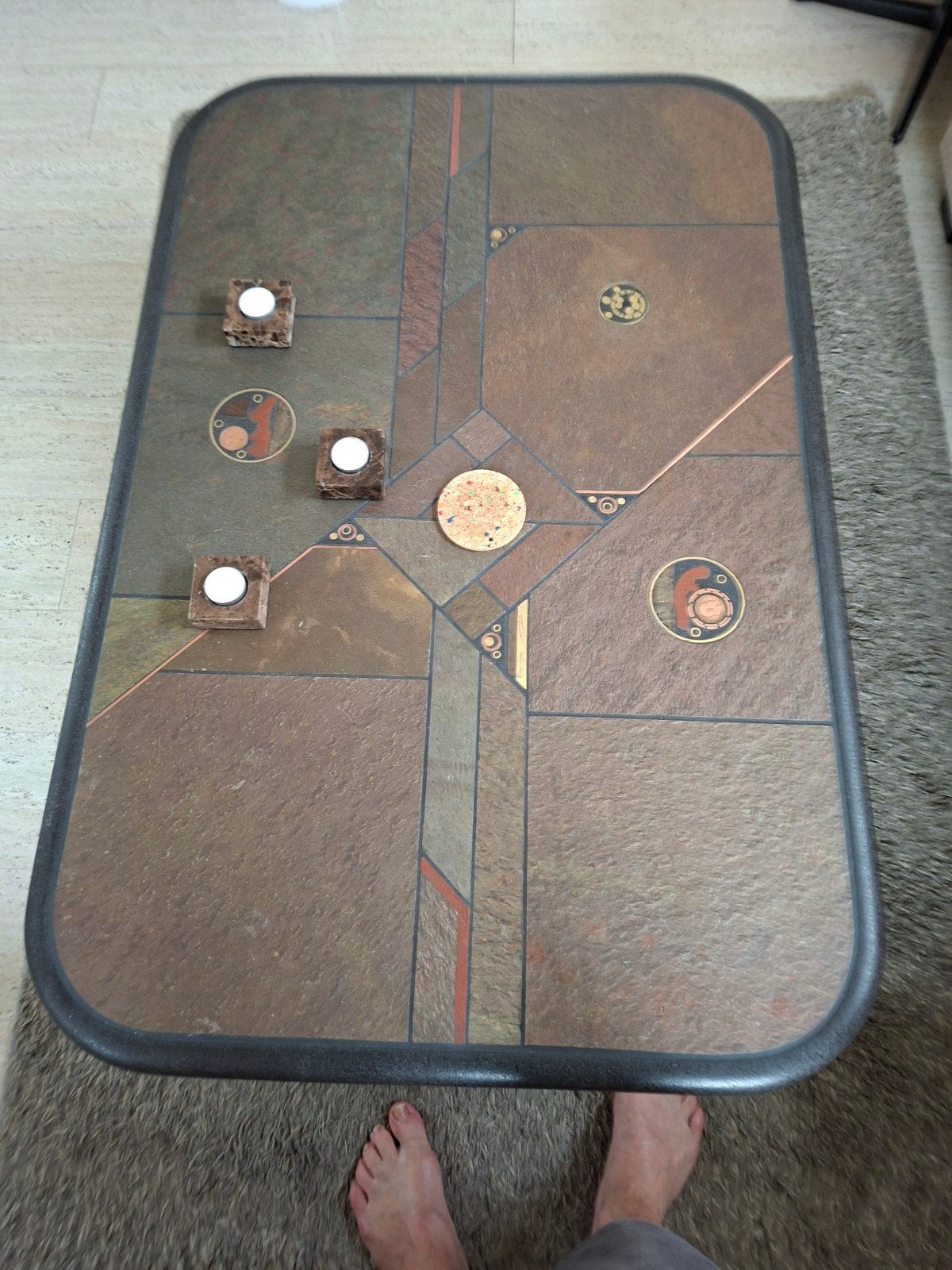 Bruine tafel ingelegd met munten, Ophalen, Rechthoekig, 50 tot 100 cm