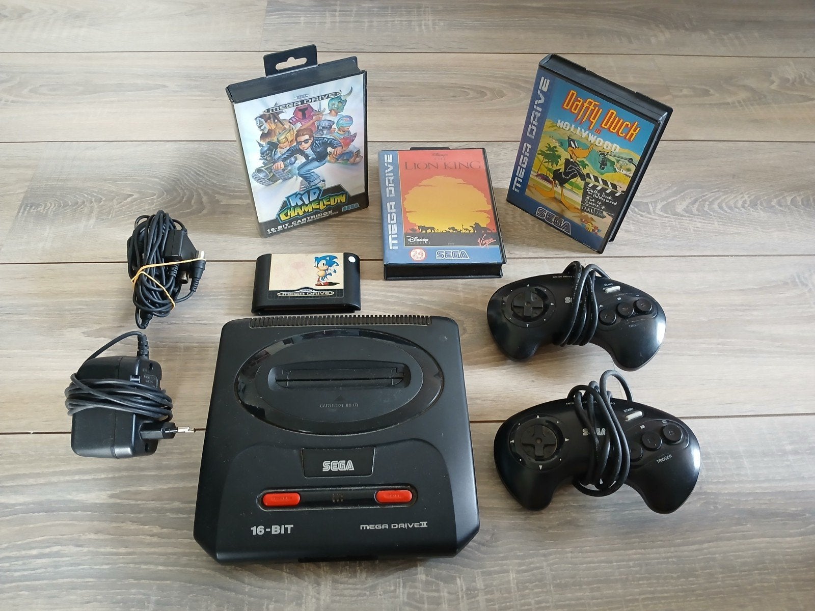 Sega Mega Drive II met 4 games en 2 controllers, Spelcomputers en Games, Mega Drive, Met 2 controllers, Ophalen of Verzenden, Gebruikt