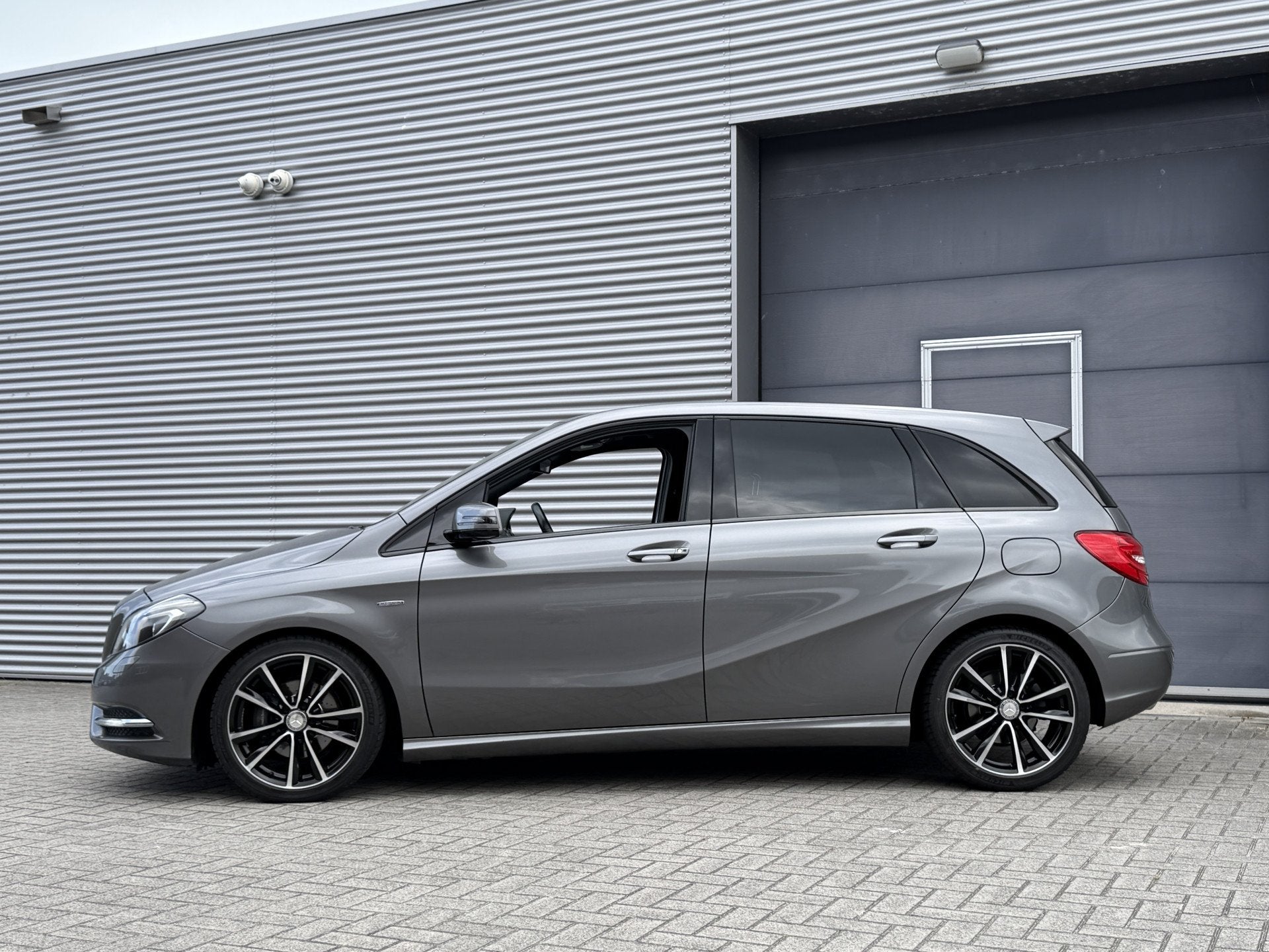 Mercedes-Benz B-Klasse 200 Ambition I Aut. I Leder I Navi I, Auto's, Euro 5, 1325 kg, Gebruikt, Zwart
