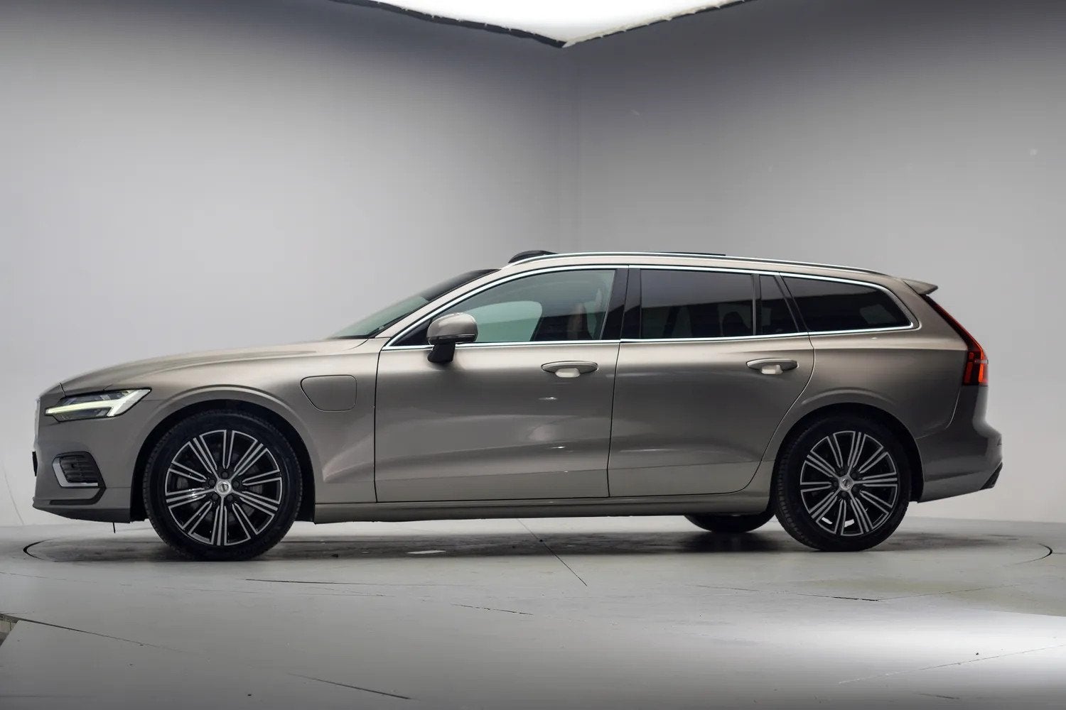 Volvo V60 2.0 T8 Recharge 405pk AWD Inscription Aut. [ Panor, Automaat, Gebruikt, 4 cilinders, 1972 kg
