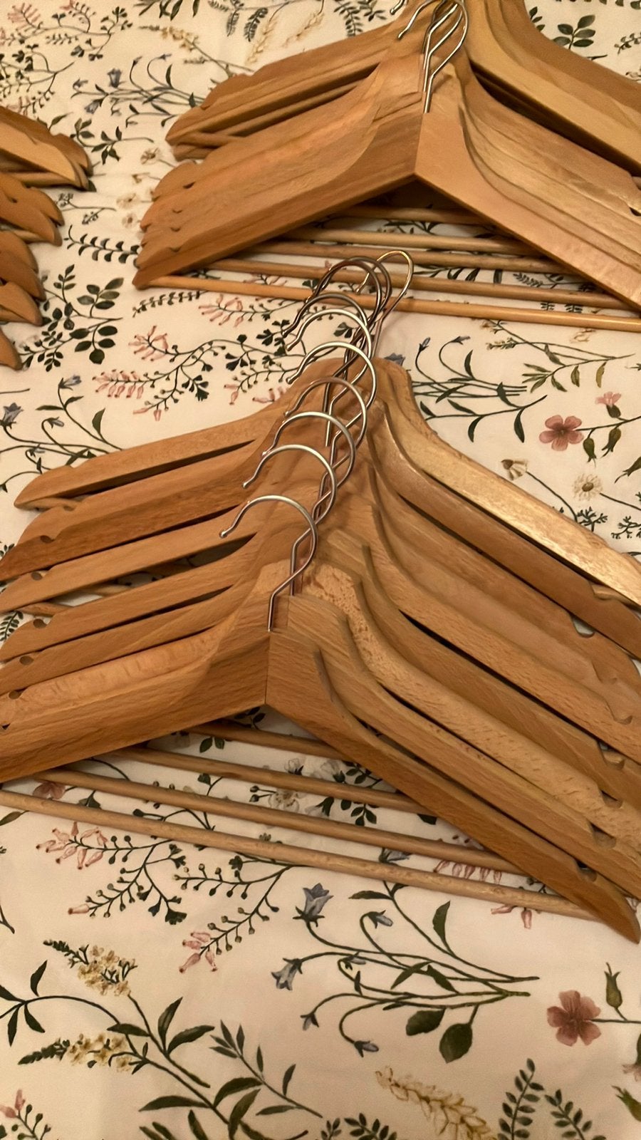 40 licht houten kleerhangers van Ikea, Ophalen, Zo goed als nieuw, Hout