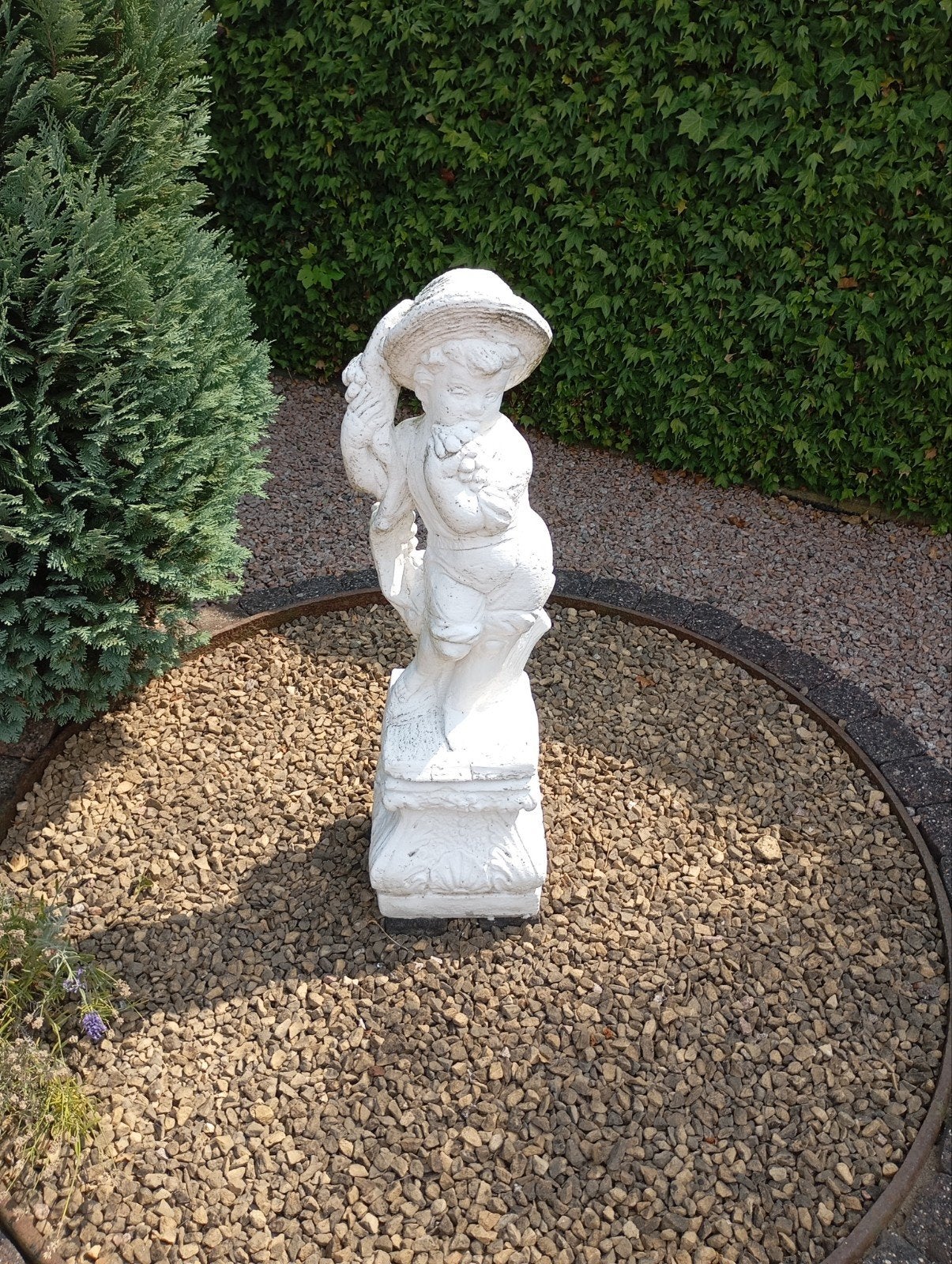 Stenen beeld van jongen met druiven, Antiek en Kunst, Ophalen, Handgemaakt, 50 - 100 cm, Beeld