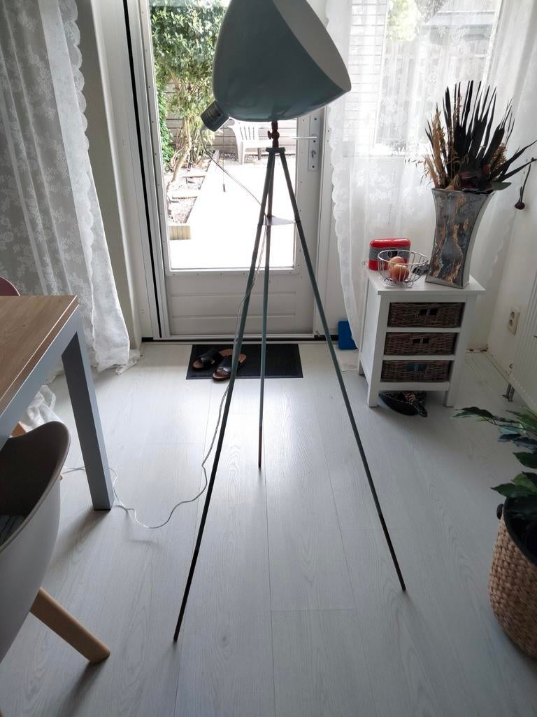Moderne vloerlamp op statief, grijs/oranje, Huis en Inrichting, Lampen | Vloerlampen, Zo goed als nieuw, 150 tot 200 cm, Metaal