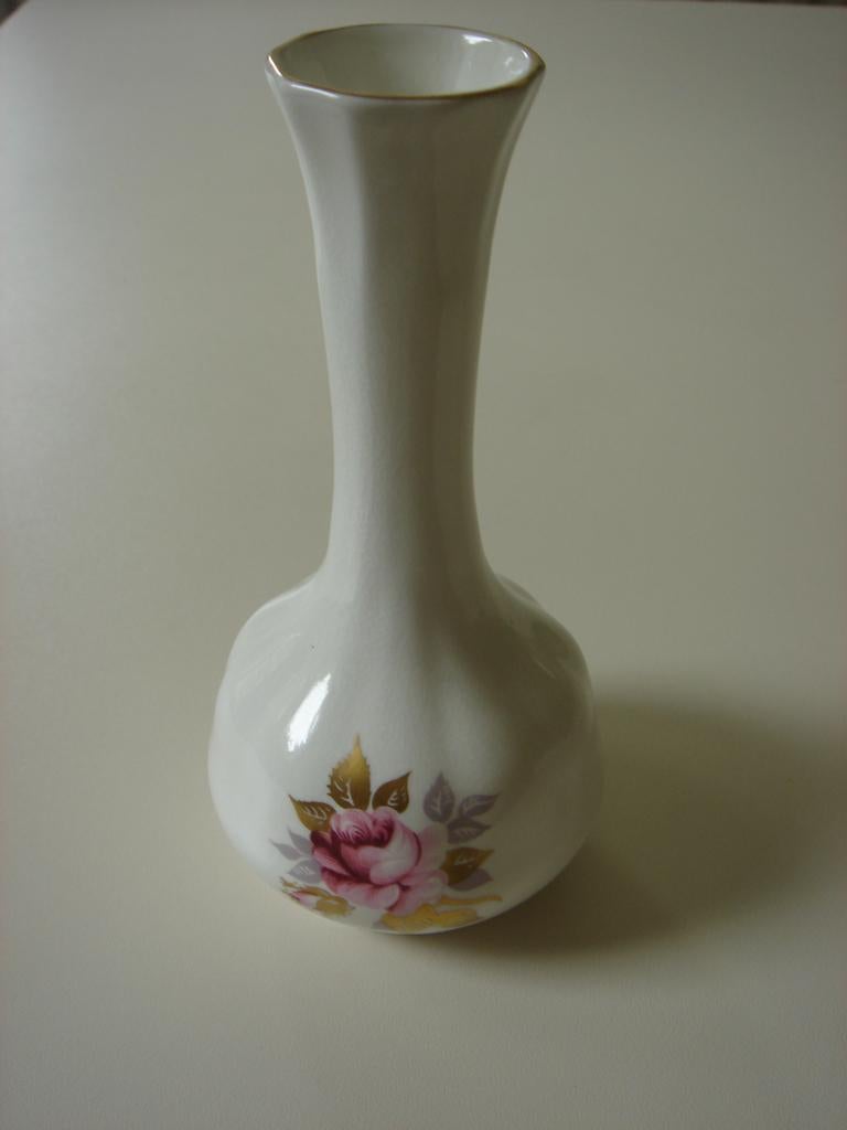 Mooi Vaasje met afbeelding van een Roos, Gebruikt, Overige kleuren, Aardewerk of Porselein, Ophalen of Verzenden