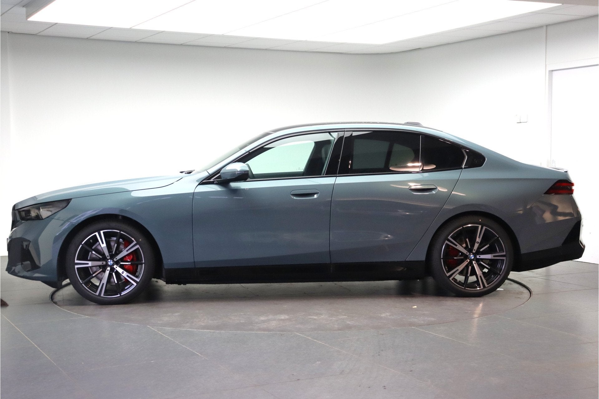 BMW i5 eDrive40 M Sport / Panoramadak / Achteruitrijcamera /, 2095 kg, Achterwielaandrijving, Zwart, Met garantie (alle)