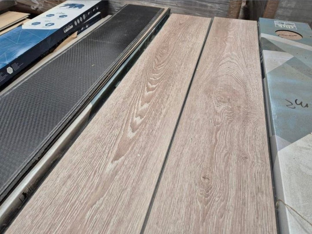 38m² click pvc houtlook 121cm x 23cm lichtbruin, Ophalen, Nieuw, 25 tot 50 m²