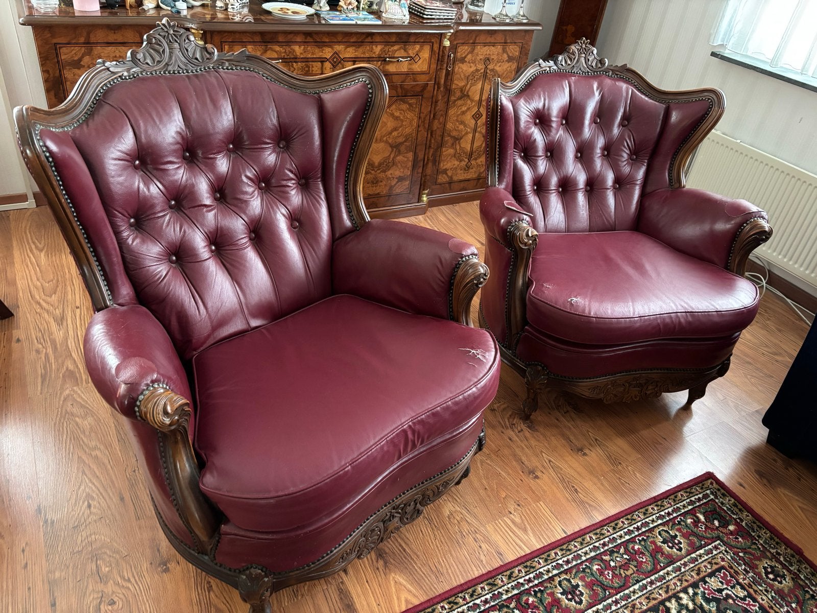 2 Antieke fauteuils van rood leer met wortelnoten frame, Antiek en Kunst, Antiek | Meubels | Stoelen en Banken, Ophalen