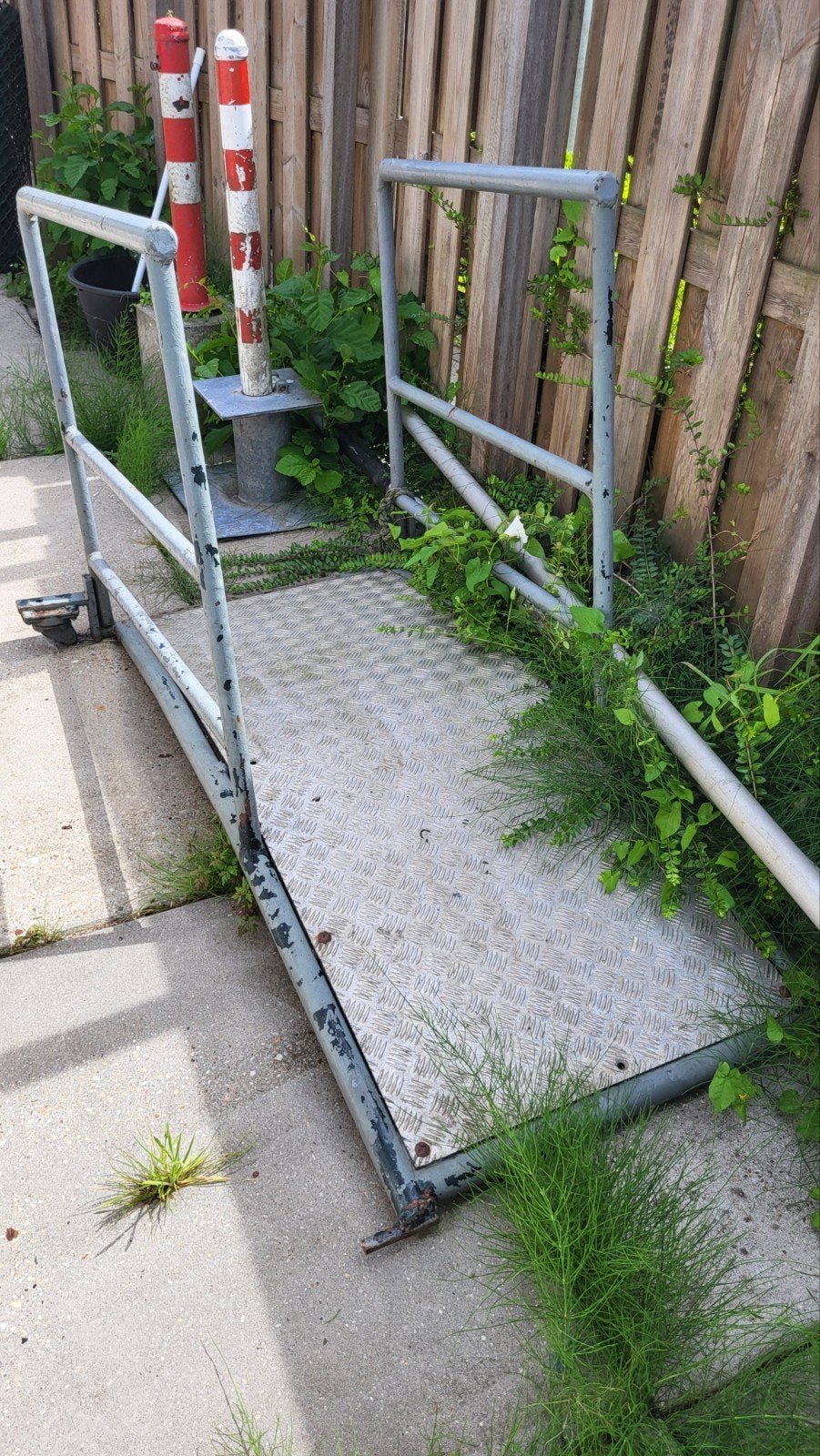 Zware loopbrug met aluminium traanplaat en railing, Ophalen, Gebruikt, Montagne, Noordeinde 62