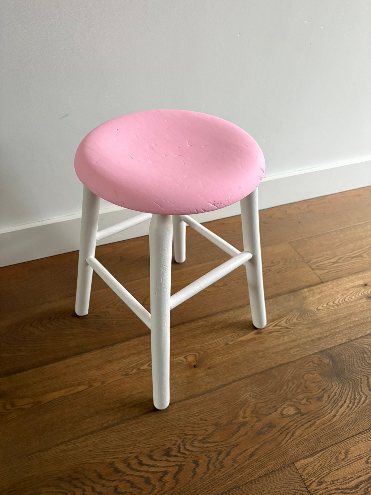 Oud houten wit krukje met roze zitting, Ophalen, Gebruikt, Hout