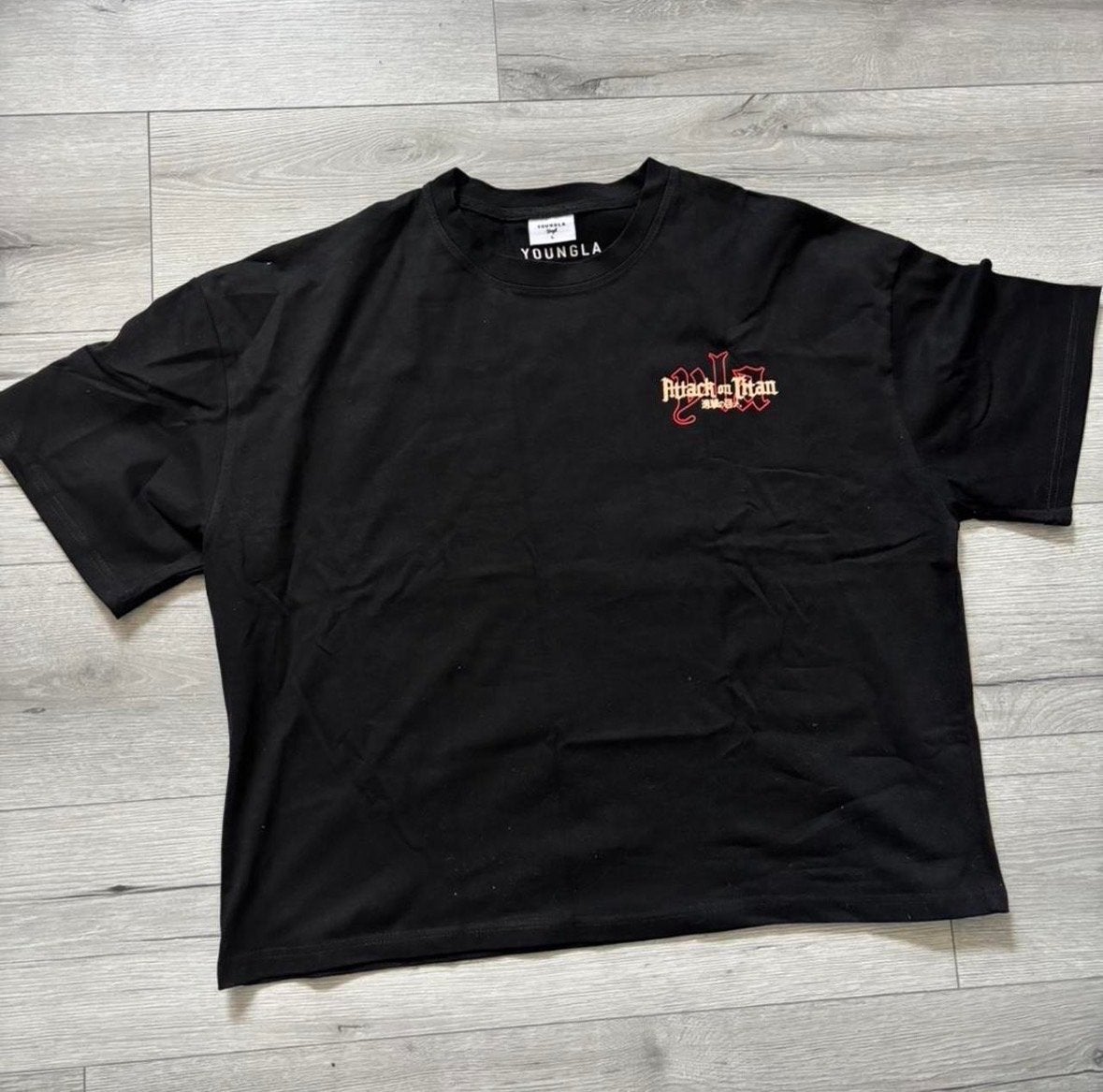 YoungLA Attack on Titan T-shirt Zwart Maat L, Verzenden, Zo goed als nieuw, Maat 52/54 (L), Zwart