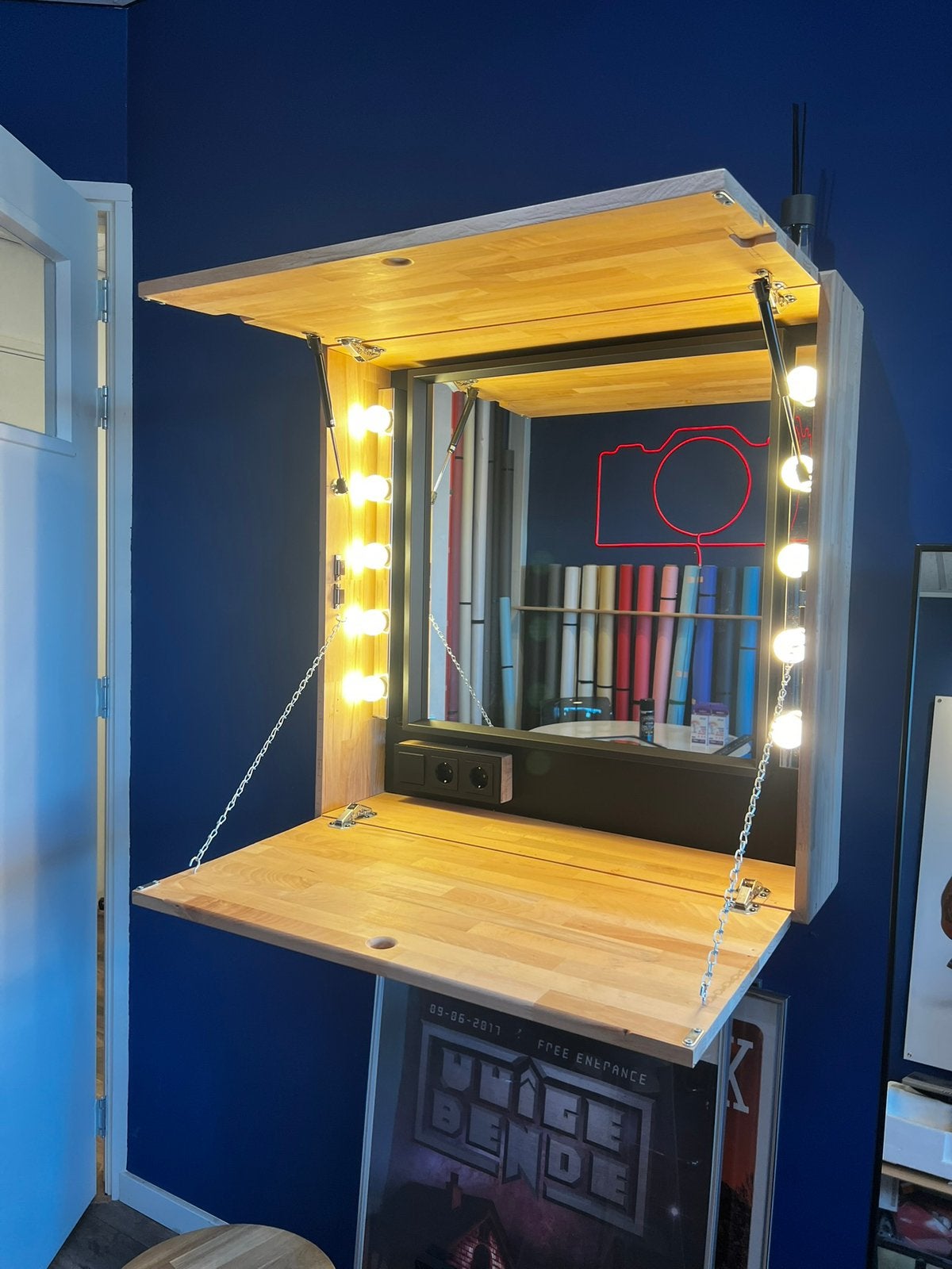 Inklapbare make-uptafel met spiegel en verlichting, Ophalen, Met klep(pen), Olgerweg 2-10, 9723ED Groningen, Eikenhout