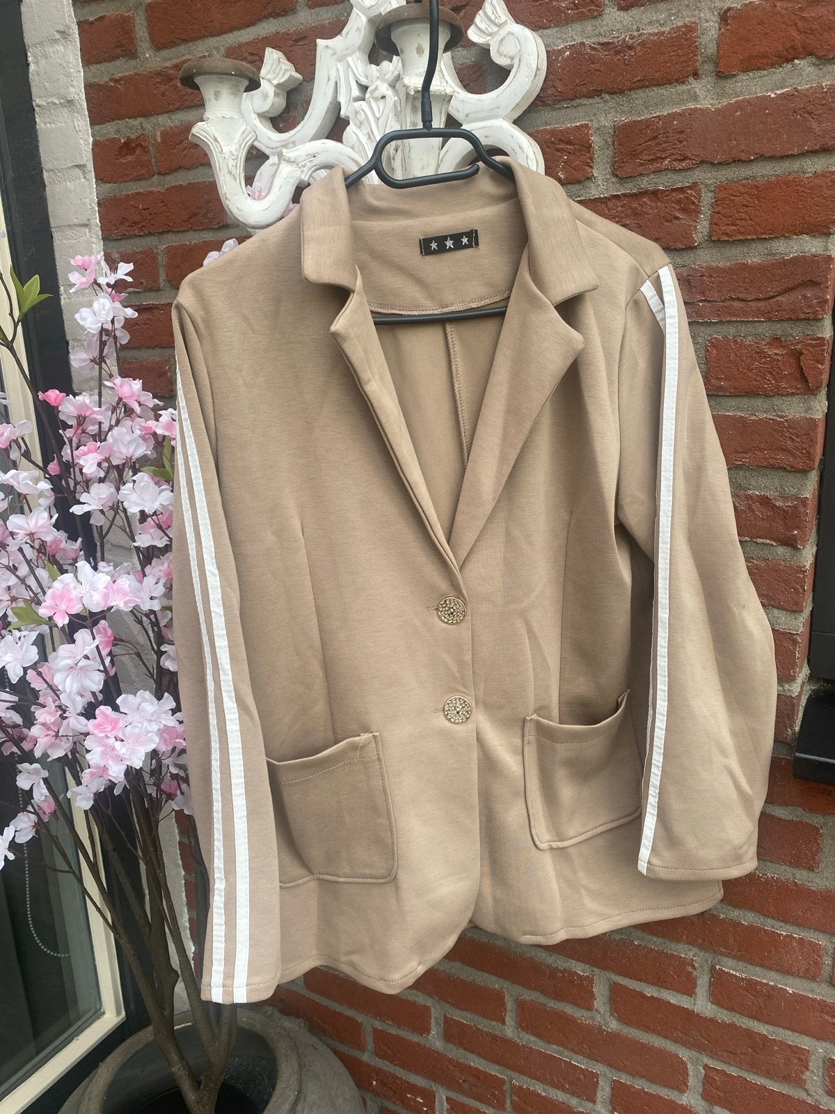 Mooi beige pak met witte strepen, Ophalen of Verzenden, Zo goed als nieuw, Maat 38/40 (M), Beige