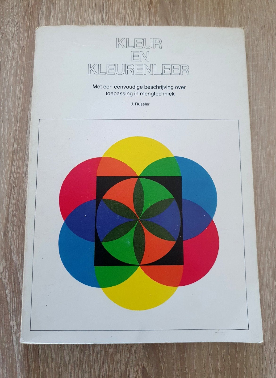 Kleur en Kleurenleer - J. Ruseler, Boeken, Gelezen, Ophalen of Verzenden, J. Ruseler, Schilder- en Tekenkunst