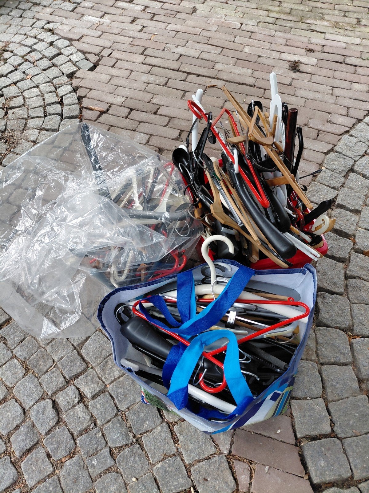 Gratis grote partij kledinghangers (hout, kunststof, metaal), Ophalen