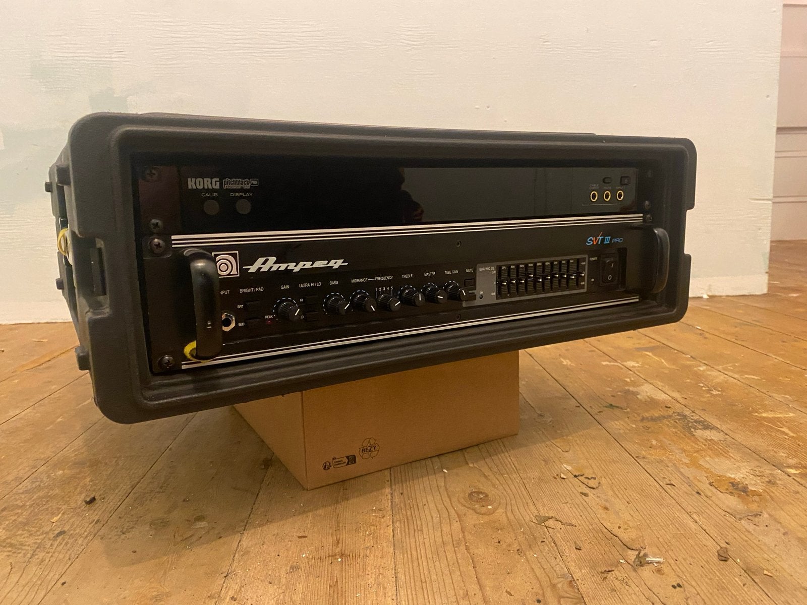 Ampeg SVT III Pro basversterker met Korg tuner in SKB rack, Muziek en Instrumenten, Versterkers | Bas en Gitaar, Ophalen, Gebruikt