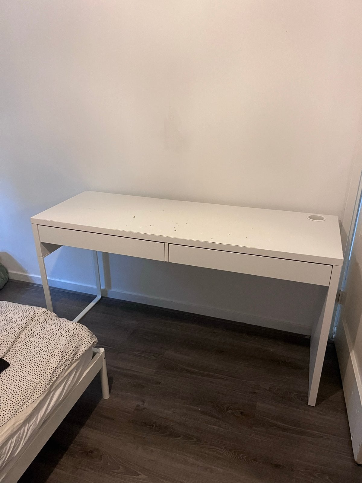 IKEA bureau met kabelingang, Huis en Inrichting, Ophalen, Gebruikt, Kabelgoot, IKEA