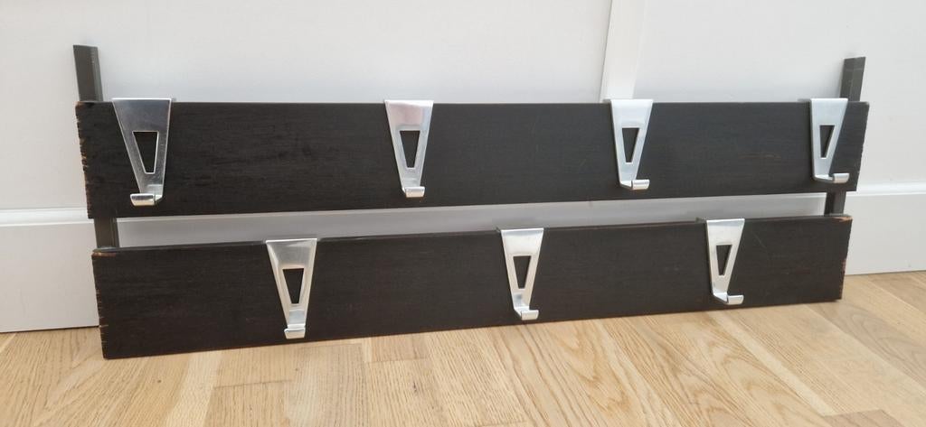 Zwarte houten wandkapstok met metalen haken, Wandkapstok, Gebruikt, Ophalen of Verzenden, Minder dan 100 cm