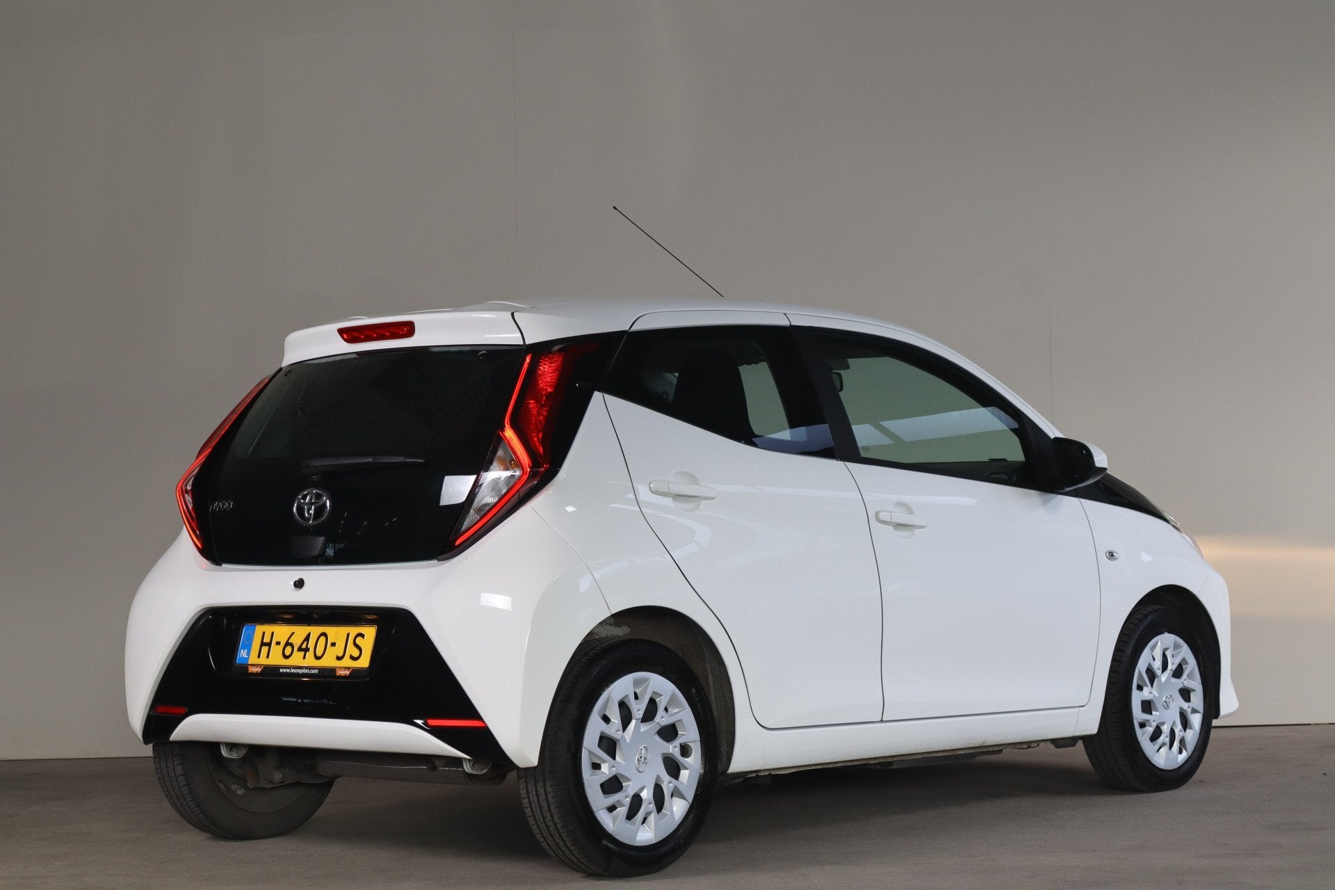 Toyota Aygo 1.0 VVT-i x-play - NL- Auto! Camera I Airco I Ap, Auto's, Stof, Gebruikt, Euro 6, 4 stoelen